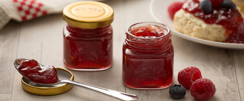 Kilner Mini Marmeladengläser 45ml befüllt mit Himbeer-Blaubeer Marmelade